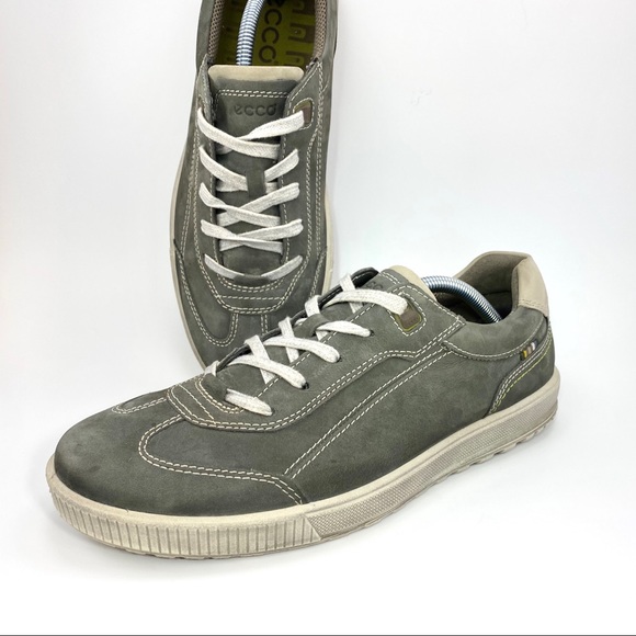 round toe casual sneakers